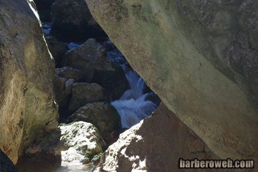 Foto: Agua entre rocas