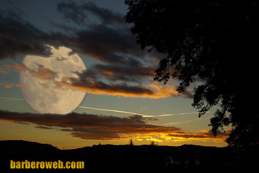 Foto: Atardecer con luna gigante