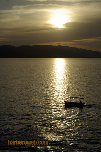 Foto: Barca en medio del mar al atardecer