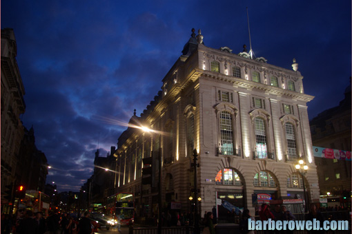 Foto: Edificio en Picadilly Circus de noche