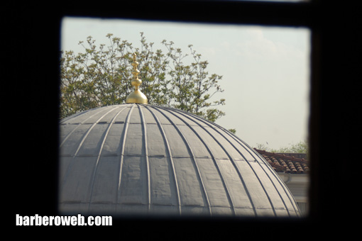 Foto: Mezquita en Estambul vista por una ventana