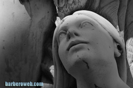 Foto: Estatua en blanco y negro
