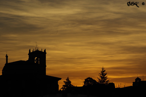 Foto: Iglesia a contraluz de un atardecer