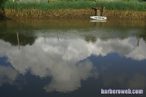 Foto: La barca solitaria en el agua