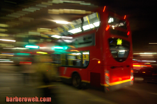 Foto: Bus londinense en movimiento