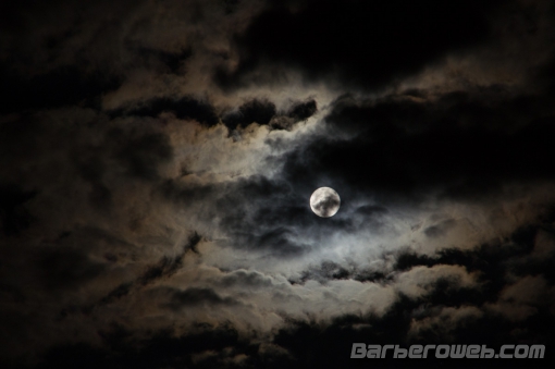 Foto: Luna entre nubes