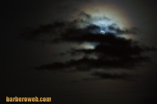 Foto: Luna tras las nubes
