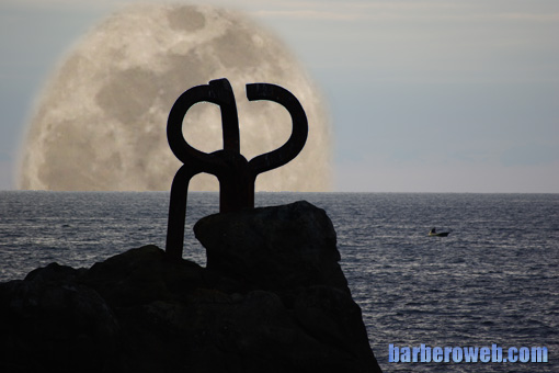 Foto: Peine de los vientos con luna