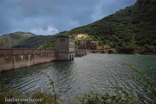 Foto: Presa, guardando la calma del agua