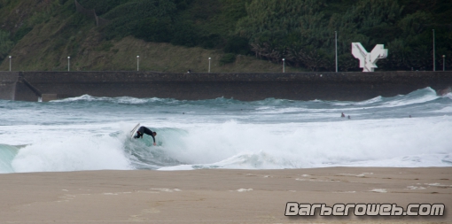 Foto: Surfeando en la Zurriola