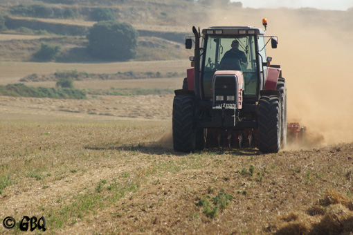 Foto: Tractor trabajando las tierras